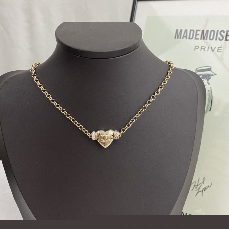 Ba*len*cia*ga necklaces